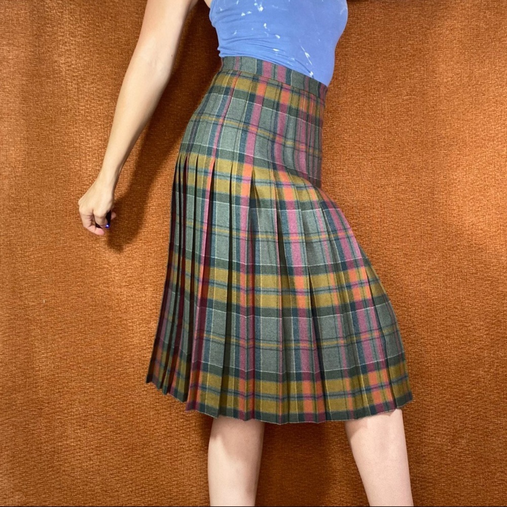 Vintage plaid pleated skirt, 26”